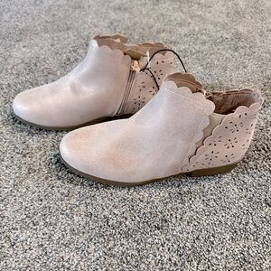 Thereabouts Girls Pima Stacked Heel Booties - Size 5 - New W/Tags - Color Taupe